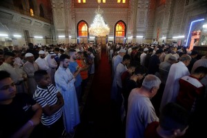 Voici quelques belles images de la prière de l’Aïd-al-fitr dans le monde9