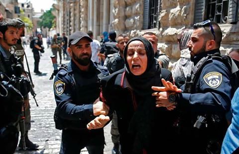 Ces femmes voulaient juste prier dans la mosquée d'Al Aqsa, mais regardez la démocratie israélienne...c'est comme ça que les soldats israéliens les traitent.1