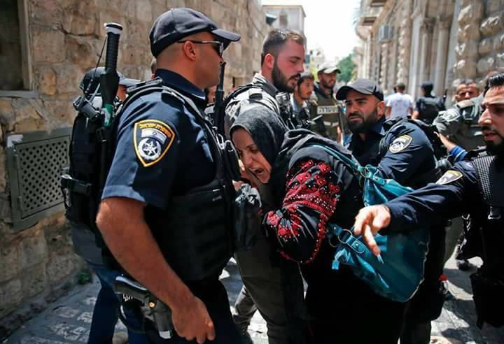 Ces femmes voulaient juste prier dans la mosquée d'Al Aqsa, mais regardez la démocratie israélienne...c'est comme ça que les soldats israéliens les traitent.2