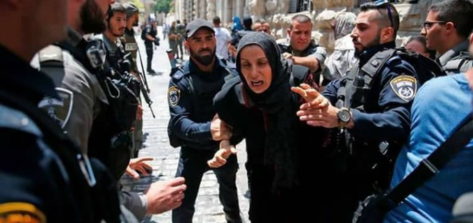 Ces femmes voulaient juste prier dans la mosquée d’Al Aqsa, mais regardez la démocratie israélienne…c’est comme ça que les soldats israéliens les traitent