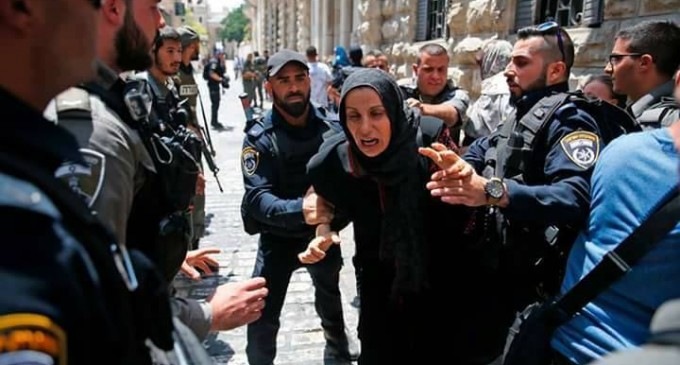 Ces femmes voulaient juste prier dans la mosquée d’Al Aqsa, mais regardez la démocratie israélienne…c’est comme ça que les soldats israéliens les traitent