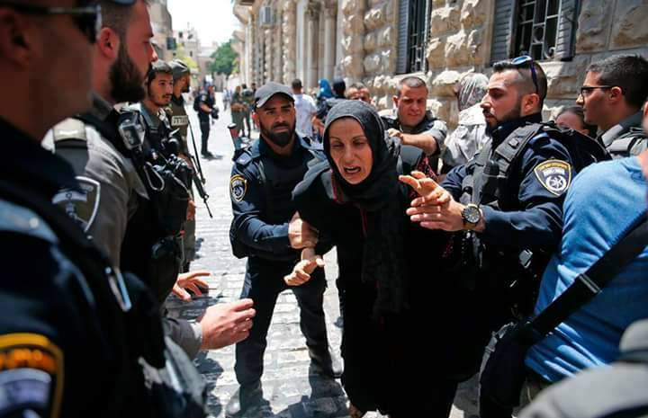 Ces femmes voulaient juste prier dans la mosquée d'Al Aqsa, mais regardez la démocratie israélienne...c'est comme ça que les soldats israéliens les traitent.3
