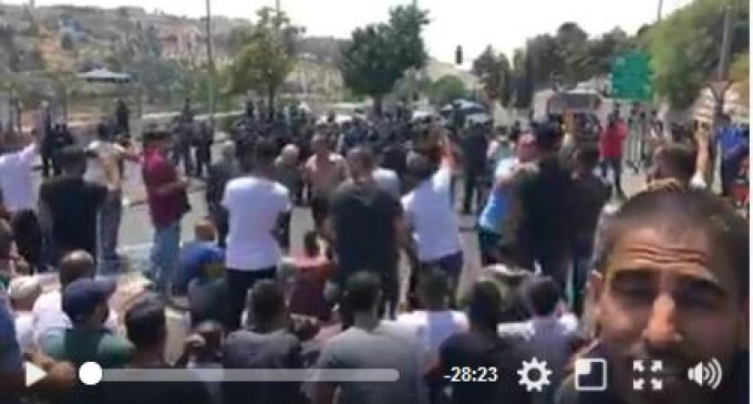 [VIDEO] C’était il y a quelques heures à l’extérieur de la mosquée d’Al-Aqsa à Jérusalem
