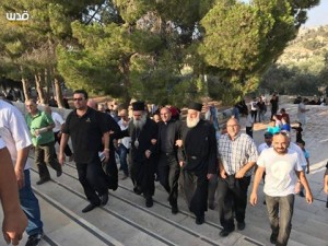 Chrétiens et Musulmans célèbrent la défaite d'Israël à la bataille de la mosquée Al-Aqsa alors qu'Israël est contraint de ré-ouvrir les portes1