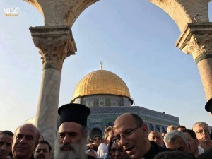 Chrétiens et Musulmans célèbrent la défaite d'Israël à la bataille de la mosquée Al-Aqsa alors qu'Israël est contraint de ré-ouvrir les portes3