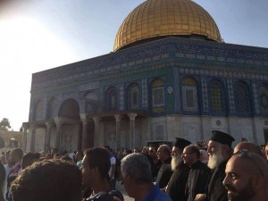Chrétiens et Musulmans célèbrent la défaite d'Israël à la bataille de la mosquée Al-Aqsa alors qu'Israël est contraint de ré-ouvrir les portes4
