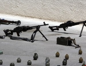 L'Arabe Arabe Syrienne saisit une grosse quantité d’armes américaines et françaises dans le Qalamoun ouest7