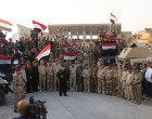 En images : Le Premier Ministre Irakien Heydar Abadi lève le drapeau irakien dans le ciel de Mossoul et a annoncé la libération totale de Mossoul