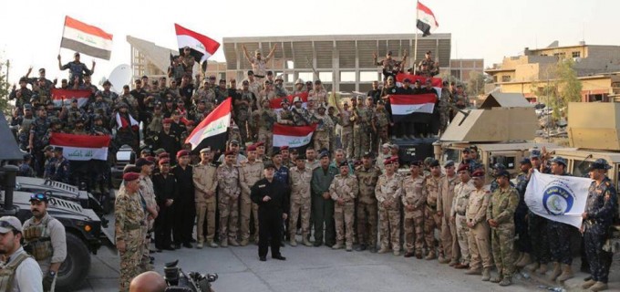 En images : Le Premier Ministre Irakien Heydar Abadi lève le drapeau irakien dans le ciel de Mossoul et a annoncé la libération totale de Mossoul