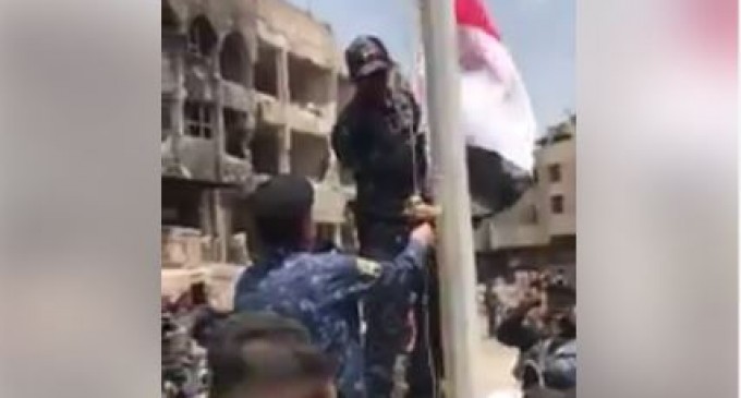 [Vidéo] | Le drapeau irakien flotte de nouveau sur Mossoul. Des millions d’Irakiens attendaient impatiemment ce jour.