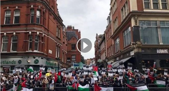 [Vidéo] | Les Londoniens se sont retrouvés dans les rues de la capitale pour protester contre l’occupation illégale de la Palestine et pour soutenir le peuple palestinien