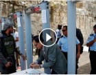 [Vidéo] | Les Palestiniens refusent de passer par les portiques de sécurité pour avoir accès à l’esplanade des Mosquée à Al Aqsa