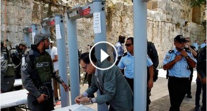 [Vidéo] | Les Palestiniens refusent de passer par les portiques de sécurité pour avoir accès à l’esplanade des Mosquée à Al Aqsa