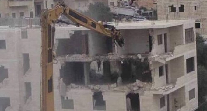 Les bulldozers de l’occupation israélienne ont démoli un immeuble résidentiel appartenant aux Palestiniens dans le village de Issawiya