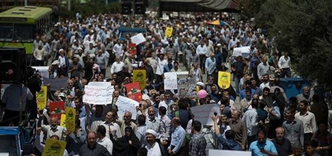 En images : Les iraniens sont sortis en masse pour protester contre l’agression que subit les Palestiniens à Al Qods Al Charif, après la prière du vendredi à Téhéran