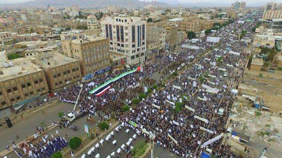 Malgré les bombardements saoudiens, des milliers de yéménites sont sortis dans les rues de Sanaa pour apporter leur soutien au Peuple palestinien et à la mosquée d'Al Aqsa1