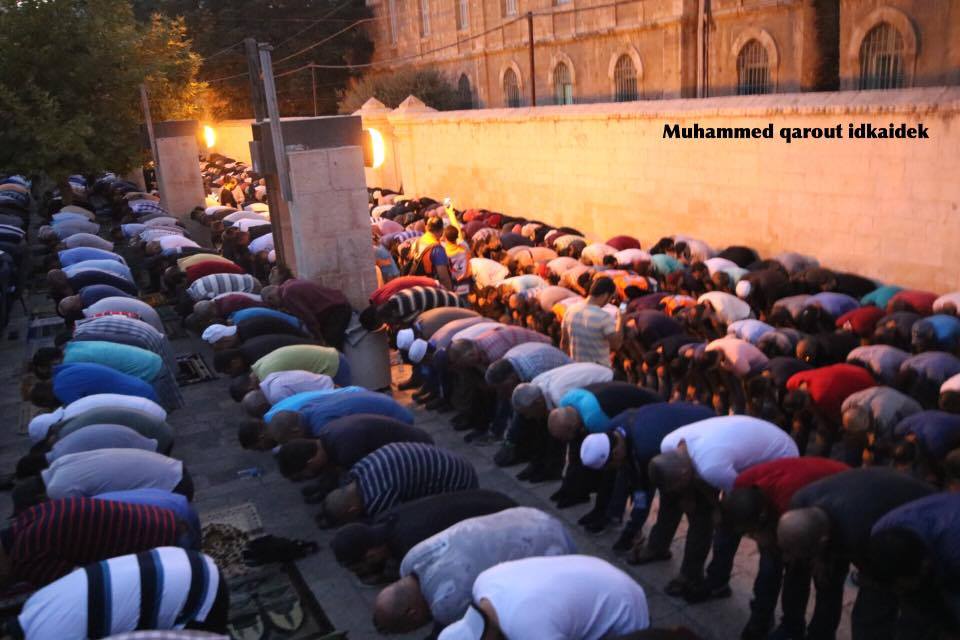 Photos prises hier soir...Des milliers de Palestiniens accomplissent la prière du Maghreb à Bab al-Asbat - Porte des Lions (Jérusalem)1