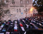 Photos prises hier soir…Des milliers de Palestiniens accomplissent la prière du Maghreb à Bab al-Asbat – Porte des Lions (Jérusalem)