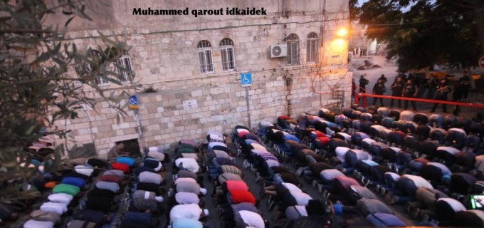 Photos prises hier soir…Des milliers de Palestiniens accomplissent la prière du Maghreb à Bab al-Asbat – Porte des Lions (Jérusalem)