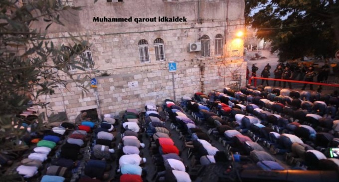 Photos prises hier soir…Des milliers de Palestiniens accomplissent la prière du Maghreb à Bab al-Asbat – Porte des Lions (Jérusalem)