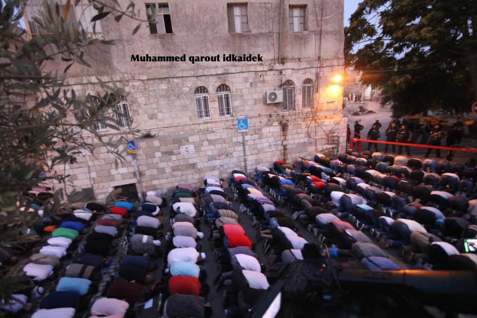 Photos prises hier soir...Des milliers de Palestiniens accomplissent la prière du Maghreb à Bab al-Asbat - Porte des Lions (Jérusalem)2