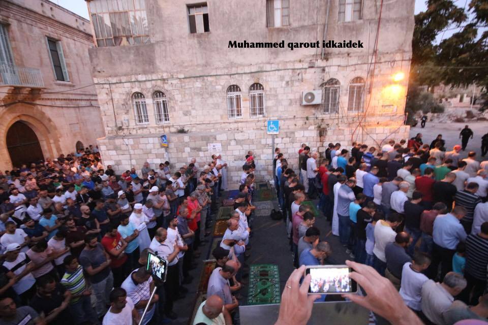 Photos prises hier soir...Des milliers de Palestiniens accomplissent la prière du Maghreb à Bab al-Asbat - Porte des Lions (Jérusalem)3
