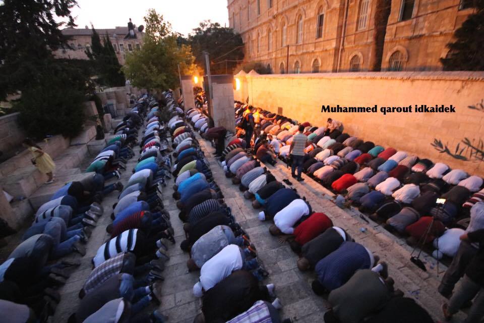 Photos prises hier soir...Des milliers de Palestiniens accomplissent la prière du Maghreb à Bab al-Asbat - Porte des Lions (Jérusalem)4