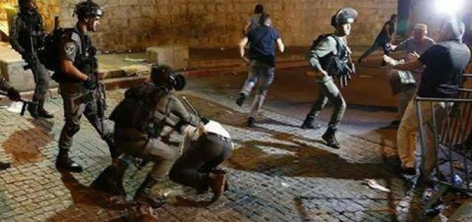 En images : Regardez comment les forces d’occupations israéliennes battent les fidèles Palestiniens à al-Aqsa