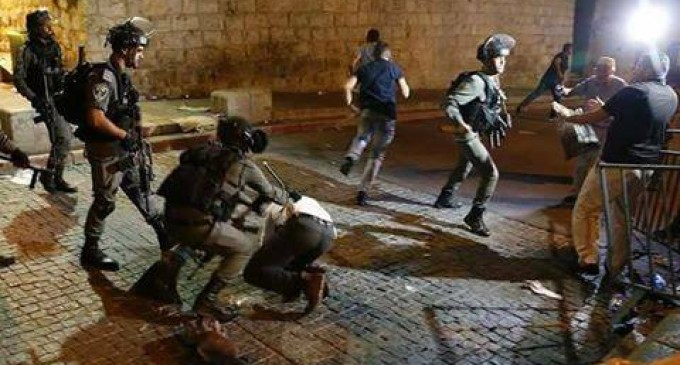 En images : Regardez comment les forces d’occupations israéliennes battent les fidèles Palestiniens à al-Aqsa