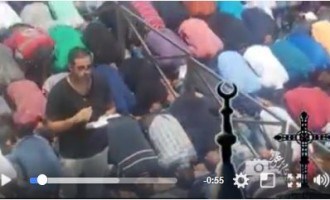 [Vidéo] | Un Palestinien chrétien prie avec les musulmans palestiniens en soutien à la mosquée Al Aqsa à Jérusalem