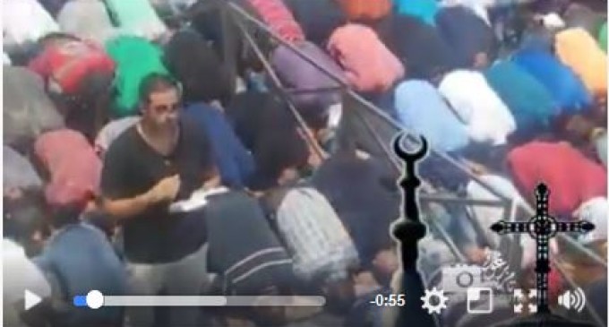 [Vidéo] | Un Palestinien chrétien prie avec les musulmans palestiniens en soutien à la mosquée Al Aqsa à Jérusalem