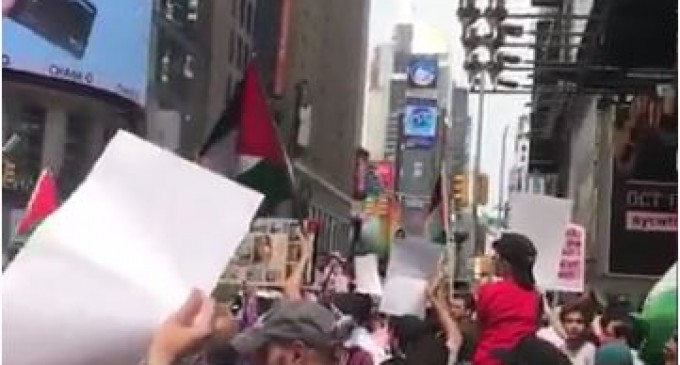 Une manifestation à Times Square – New York City en solidarité avec la mosquée Al Aqsa..