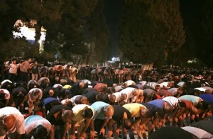 Voici des images MAGNIFIQUES de la prière du Isha hier à la mosquée d'Al Aqsa1