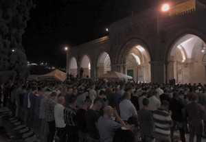 Voici des images MAGNIFIQUES de la prière du Isha hier à la mosquée d'Al Aqsa2