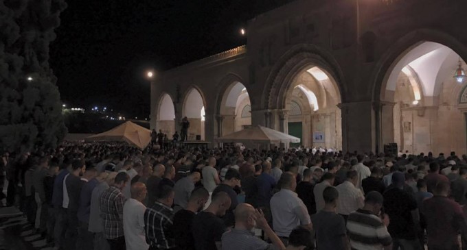 Voici des images MAGNIFIQUES de la prière du Isha hier à la mosquée d’Al Aqsa