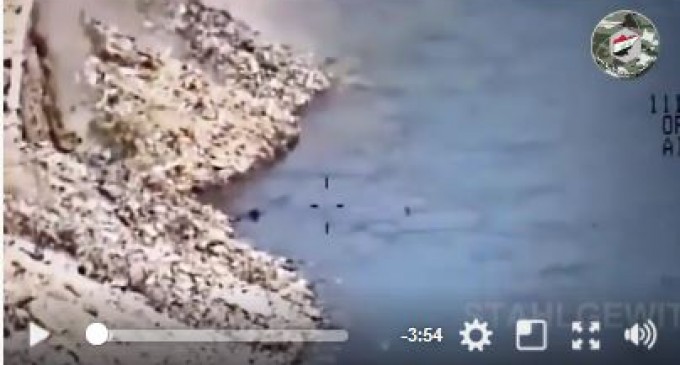 [Vidéo] | Regardez comment cet hélicoptère de l’armée de l’air irakienne extermine les rescapés de Daesh (Mossoul), qui tentent de fuir la ville à la nage..