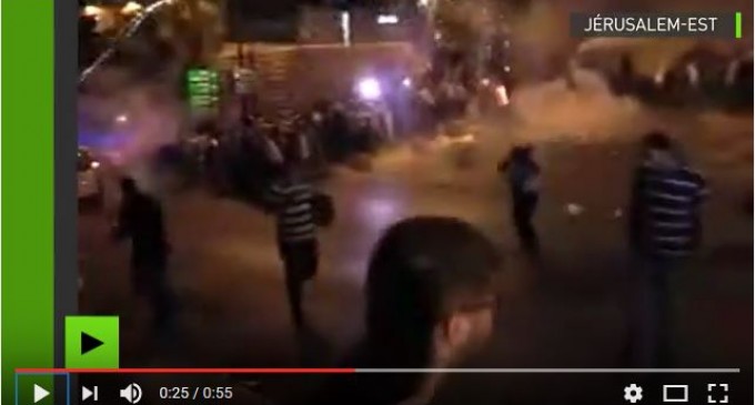 VIDÉO CHOC : Regardez comment la police israélienne interrompt la prière près d’al-Aqsa par des grenades assourdissantes