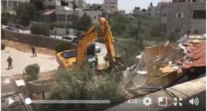 Les forces d’occupation israélienne démolissent une maison palestinienne à Beit-Hanina près de Jérusalem-Est (Al-Qods)