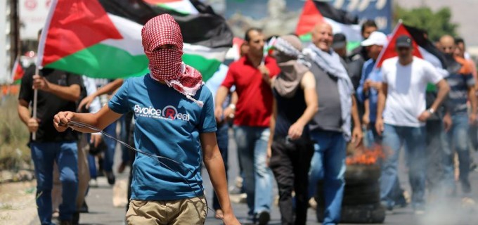 les palestiniens organisent des manifestations dans plusieurs villes de Cisjordanie, à l’appui de la récente vague de protestation à Al Aqsa. Les photos sont de la région de Naplouse