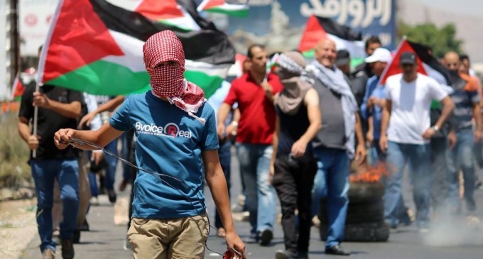 les palestiniens organisent des manifestations dans plusieurs villes de Cisjordanie, à l’appui de la récente vague de protestation à Al Aqsa. Les photos sont de la région de Naplouse