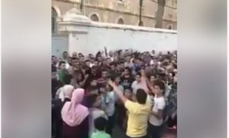 Les Palestiniens d’Al Aqsa manifestent et dénoncent les traîtres Al Saud & Al Sissi et roi de Jordanie