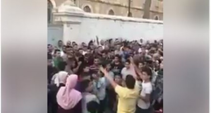 Les Palestiniens d’Al Aqsa manifestent et dénoncent les traîtres Al Saud & Al Sissi et roi de Jordanie