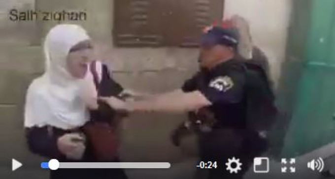 N’arrêtez jamais de partager cette vidéo ! Montrez au monde la brutalité de l’armée d’occupation israélienne contre les serviteurs palestiniens sans défense