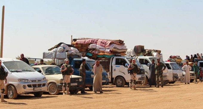 Sous la protection de l’armée Russe & Syrienne, 530 réfugiés sont retournés à Alep dans le camp de Manbij – Syrie