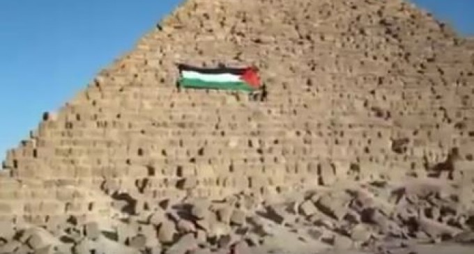 [Vidéo] | Des militants français accrochent le drapeau palestinien sur la pyramide de Gizeh en Egypte