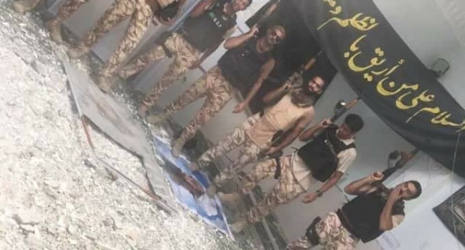 En images : les lâches soldats saoudiens s’exhibent fièrement dans une Husseiniya Al Awamiyah…écrasant un cadre du martyr Sheikh Al Nimr