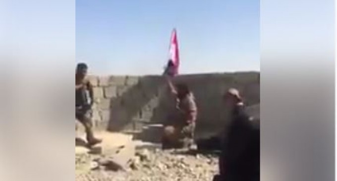 En vidéo : levée du drapeau irakien dans la citadelle de Tal Afar, après y avoir rasé les terroristes de Daesh