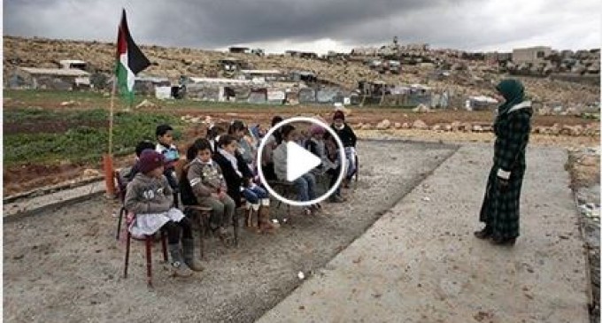 Vidéo | Les forces d’occupation israéliennes ont démoli une école Palestinienne un jour avant la rentrée scolaire, forçant les petits élèves à étudier en plein air !