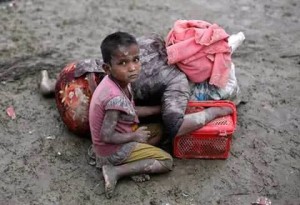 Au cours des 10 derniers jours, près de 300 000 réfugiés Rohingyas ont fuient au Bangladesh pour protéger leur vie du génocide qui se produit en Birmanie2