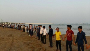 Des adolescents iraniens du sud de l'Iran ont mis en place une chaîne humaine pour soutenir les enfants musulmans innocents de Birmanie8